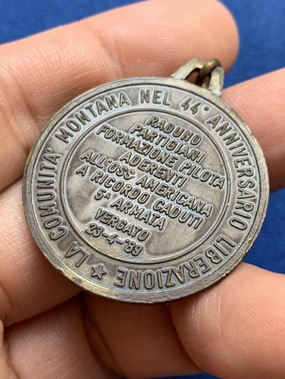 《竞宝斋》第438场 周日，周一，周二 3场连拍 （全场包邮） 山区解放44周年纪念章 14.4克 34.3mm