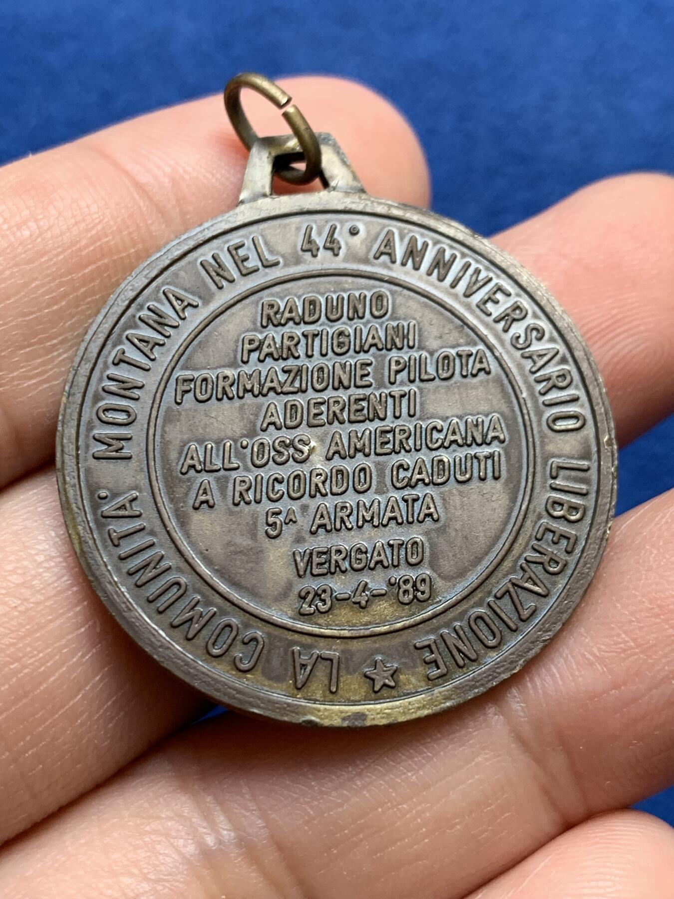 《竞宝斋》第438场 周日，周一，周二 3场连拍 （全场包邮） 山区解放44周年纪念章 14.4克 34.3mm