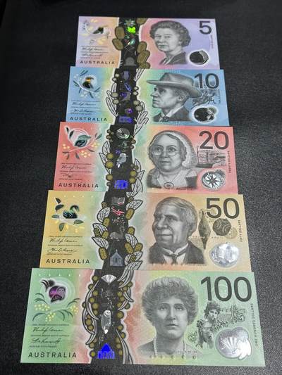 《外钞收藏家》第五百八十五期（精品场）（本平台长期征集拍品、欢迎藏友们联系合作） - 澳大利亚最新版塑料钞5-100澳元 五张一起 全新UNC 个别透视窗有划痕