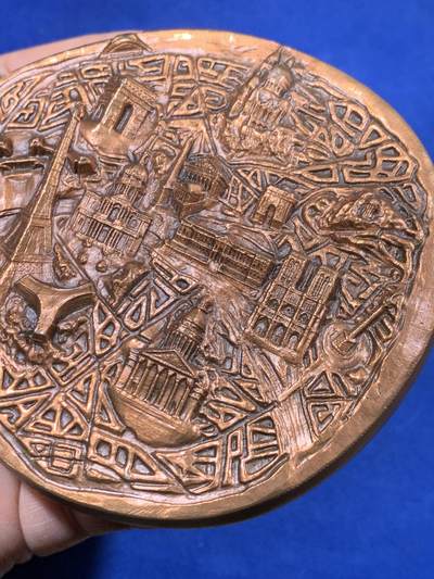 《竞宝斋》第438场 周日，周一，周二 3场连拍 （全场包邮） 1978年法国异形铜章，最宽处约95.7mm，重443克。边铭：1978丰饶角cuivre ，盒装，法国景观，双面高浮雕，非常有创意的设计，正反面是巴黎的著名建筑，重要时间点。背面巴黎市徽上，城市格言'Fluctuat nec mergitur' 源自拉丁语，字面意思是“被浪击打但不沉没”。