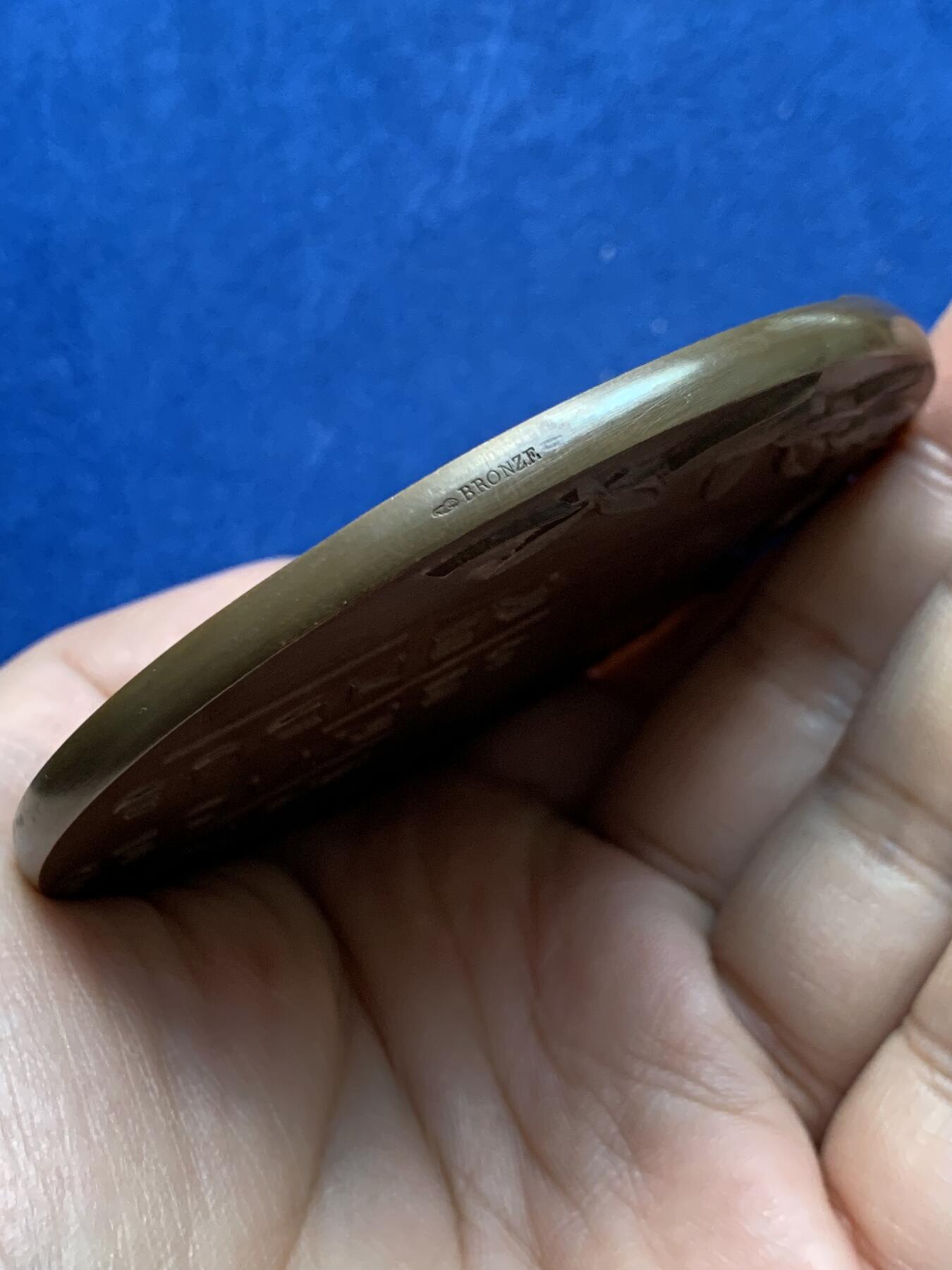 《竞宝斋》第438场 周日，周一，周二 3场连拍 （全场包邮） 法国1959年洛林斯凯尔特纪念超大铜章，正面狮子与鹰元素融合，带丰饶角边铭，尺寸巨大厚重压手，直径81mm，重量232.6g，状态极品带盒。