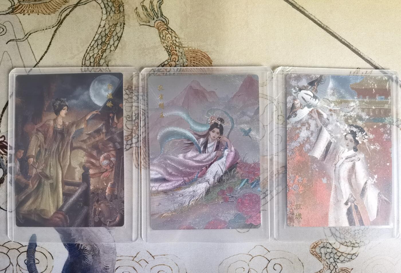 奇趣收藏卡牌拍卖第25场 山河潮玩协会  嘉宁 殷温娇，延渔 孔雀明王，雪舟 甄嬛  粗闪 各1张 全新覆膜卡夹卡膜保护