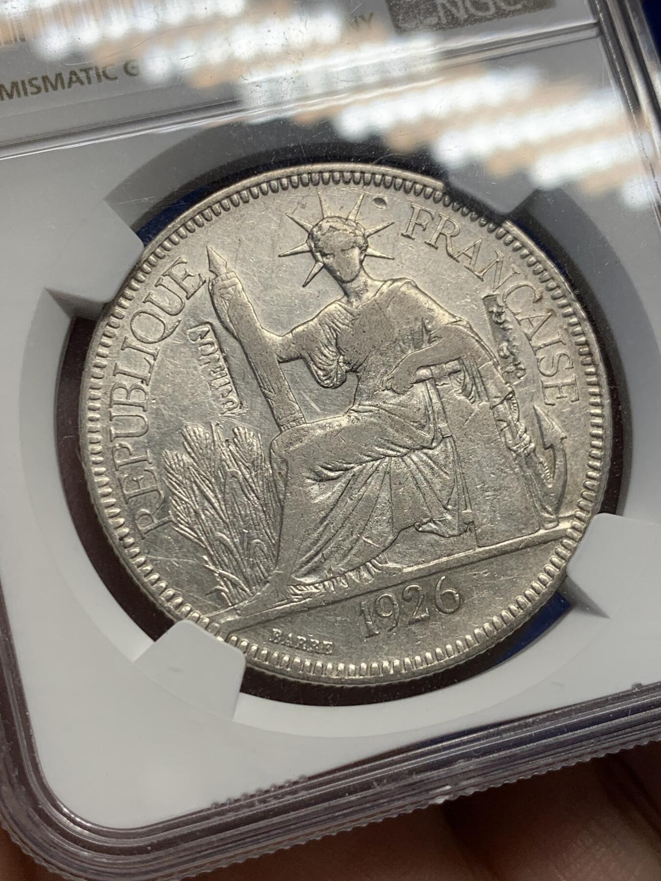 《竞宝斋》第438场 周日，周一，周二 3场连拍 （全场包邮） NGC VFD 法属印支1926坐洋1P银币 值得注意的是币面的戳 包含多国的文字戳 国内十分罕见 不容错过