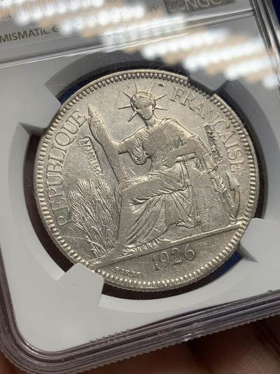 《竞宝斋》第438场 周日，周一，周二 3场连拍 （全场包邮） NGC VFD 法属印支1926坐洋1P银币 值得注意的是币面的戳 包含多国的文字戳 国内十分罕见 不容错过