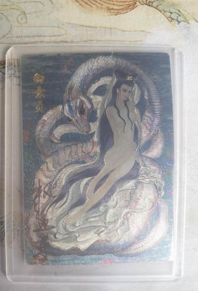 奇趣收藏卡牌拍卖第25场 - 【亲签卡】权迎东签绘水浒传第二弹 权迎东限编亲签粗闪卡1张-白娘子金色限编016/128，全新卡夹卡膜保护