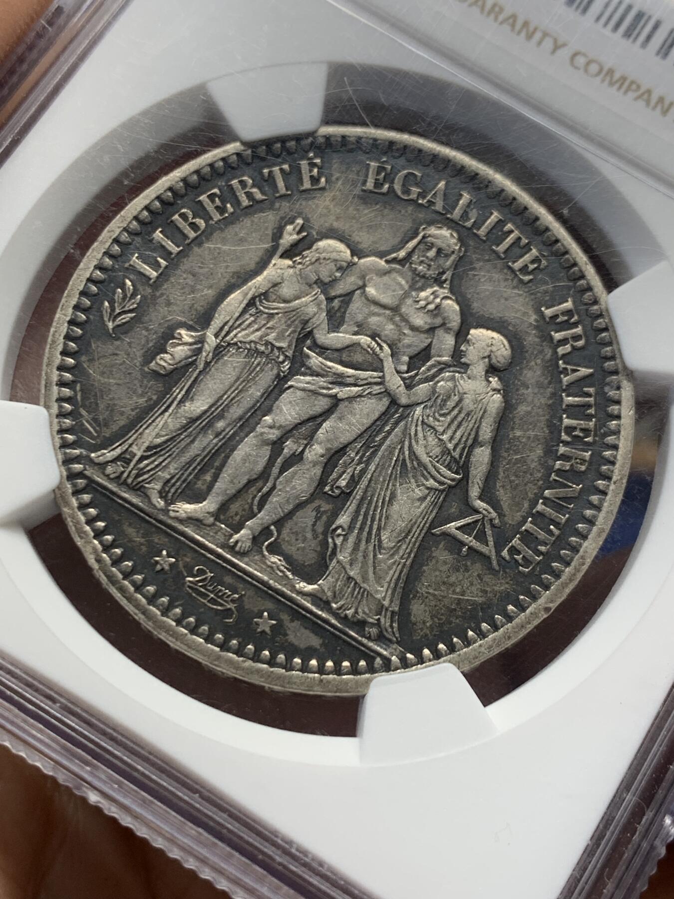 《竞宝斋》第438场 周日，周一，周二 3场连拍 （全场包邮） NGC AUD 法国1871年5法郎大力神银币，大特年名誉品，巴黎公社三叉戟厂标（71有间隔版），同品种22年HA外拍62分成交价1620美元