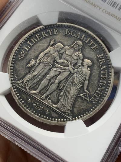 《竞宝斋》第438场 周日，周一，周二 3场连拍 （全场包邮） NGC AUD 法国1871年5法郎大力神银币，大特年名誉品，巴黎公社三叉戟厂标（71有间隔版），同品种22年HA外拍62分成交价1620美元