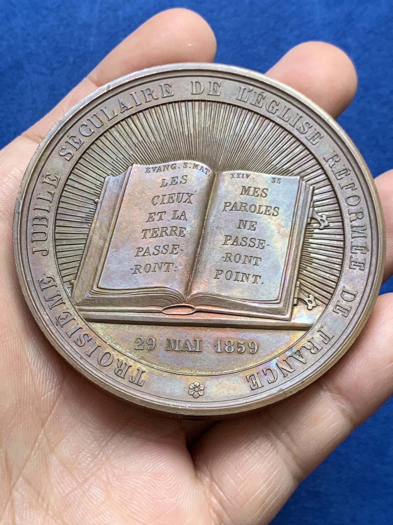 《竞宝斋》第438场 周日，周一，周二 3场连拍 （全场包邮） 1859年纪念法国宗教改革三百周年庆典大铜章 双面高浮雕 原铸 好品 手指铜标 147.4克 68.2mm