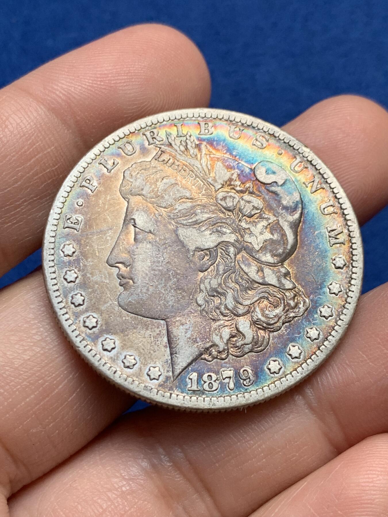 《竞宝斋》第438场 周日，周一，周二 3场连拍 （全场包邮） 美国1879年摩根银币S厂 早期年份，好彩摩根，女神面深蓝月牙彩，背面深蓝环彩，中间红褐色满彩，非常漂亮的一枚彩摩根，细节见图。