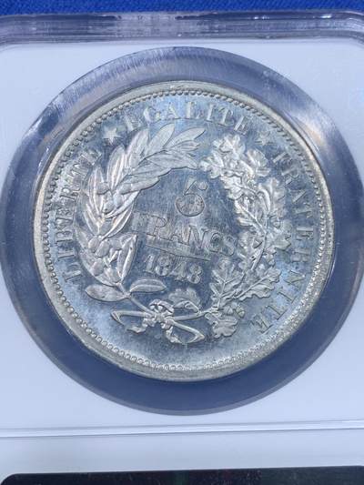 《竞宝斋》第438场 周日，周一，周二 3场连拍 （全场包邮） NGC MS65 冠军分 法兰西1848年谷物女神5法郎ESSAI样币，燕子厂标。刻画非常精美的大波浪女神，发丝头冠细节爆炸，顶级冠军分品质。同版别P盒63分今年7月麦稀奇3800元不含佣成交，分数状态均远不如此枚