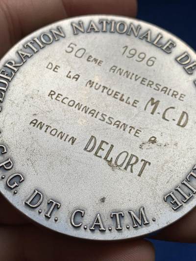 《竞宝斋》第438场 周日，周一，周二 3场连拍 （全场包邮） 法国互助联合会纪念铜章 三角铜标边铭 144.7克 64.7mm