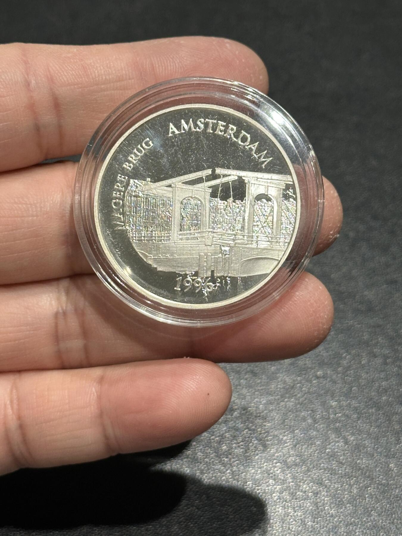 《外钞收藏家》第五百八十五期（精品场）（本平台长期征集拍品、欢迎藏友们联系合作）