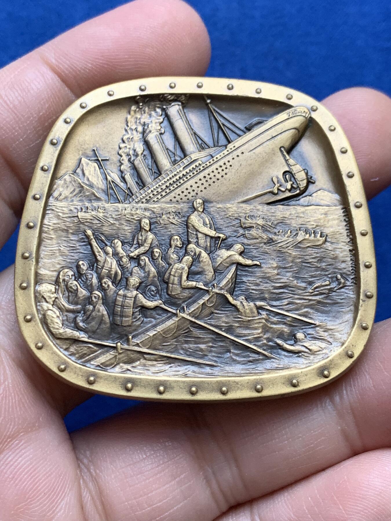 《竞宝斋》第438场 周日，周一，周二 3场连拍 （全场包邮） 1998年美国犹太名人堂系列章牌之伊西多•施特劳斯夫妇和大卫•萨尔诺夫，铜章铸造450枚。伊西多·斯特劳斯于1845年出生于巴伐利亚州，9岁时来到美国，先是住在佐治亚州，然后住在纽约市。1873年，伊西多和他的兄弟内森开始在梅西百货出售玻璃器皿和瓷器。到1896年，这家企业非常成功，Strauses买下了整个商店。伊西多·斯特劳斯是格罗弗·克利夫兰总统值得信赖的顾问，他曾在国会短暂任职。