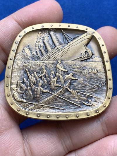 《竞宝斋》第438场 周日，周一，周二 3场连拍 （全场包邮） - 1998年美国犹太名人堂系列章牌之伊西多•施特劳斯夫妇和大卫•萨尔诺夫，铜章铸造450枚。伊西多·斯特劳斯于1845年出生于巴伐利亚州，9岁时来到美国，先是住在佐治亚州，然后住在纽约市。1873年，伊西多和他的兄弟内森开始在梅西百货出售玻璃器皿和瓷器。到1896年，这家企业非常成功，Strauses买下了整个商店。伊西多·斯特劳斯是格罗弗·克利夫兰总统值得信赖的顾问，他曾在国会短暂任职。