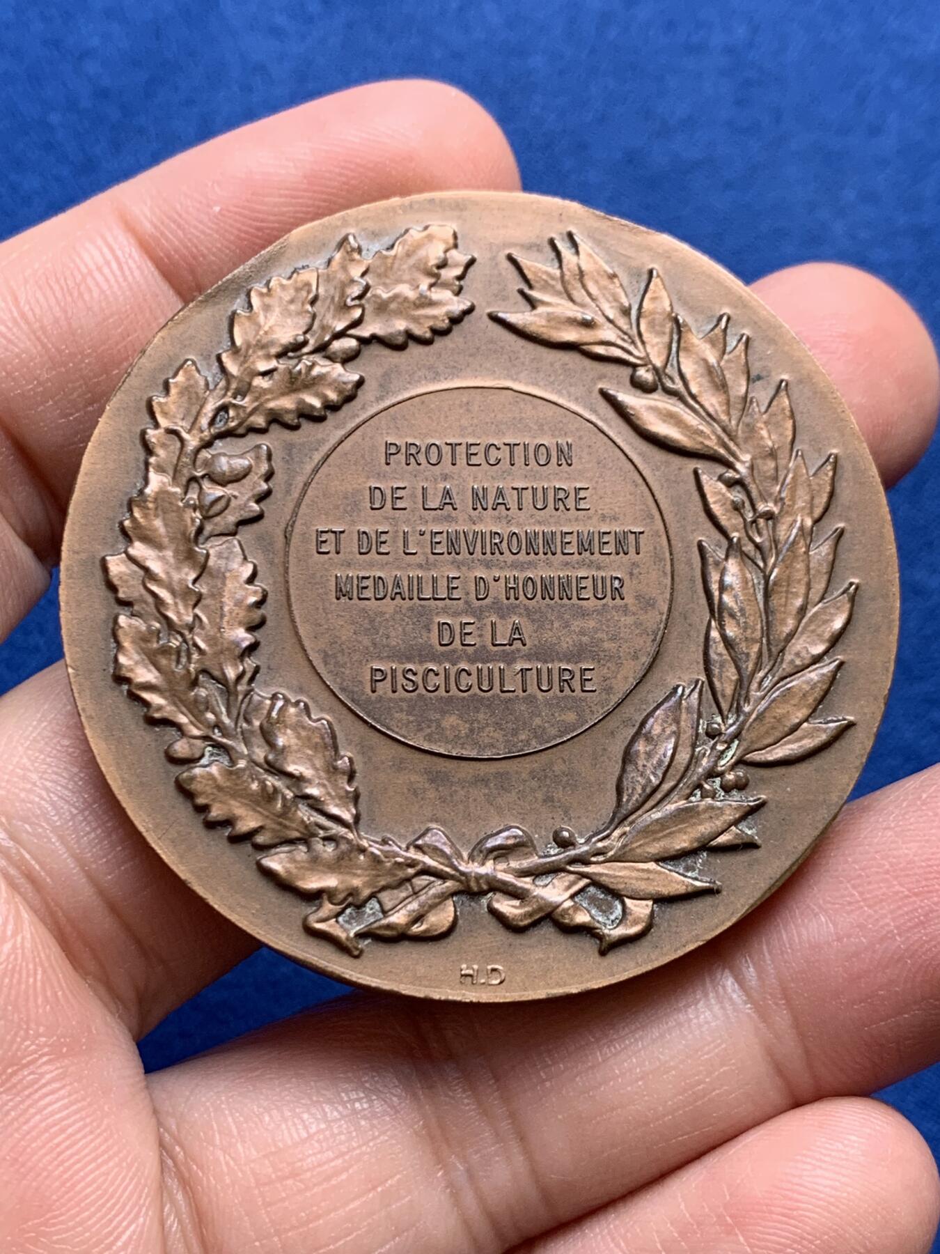 《竞宝斋》第438场 周日，周一，周二 3场连拍 （全场包邮） 法国自然生态环境保护纪念章 正面为经典的玛丽安娜头像 1971 丰饶角铜标边铭 77克 50mm