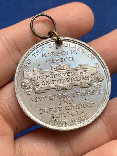 《竞宝斋》第438场 周日，周一，周二 3场连拍 （全场包邮） 英国1897年维多利亚女王在位60周年纪念章，白色金属材质，SPINK & SON出品。14.75克，38mm，细节见图。