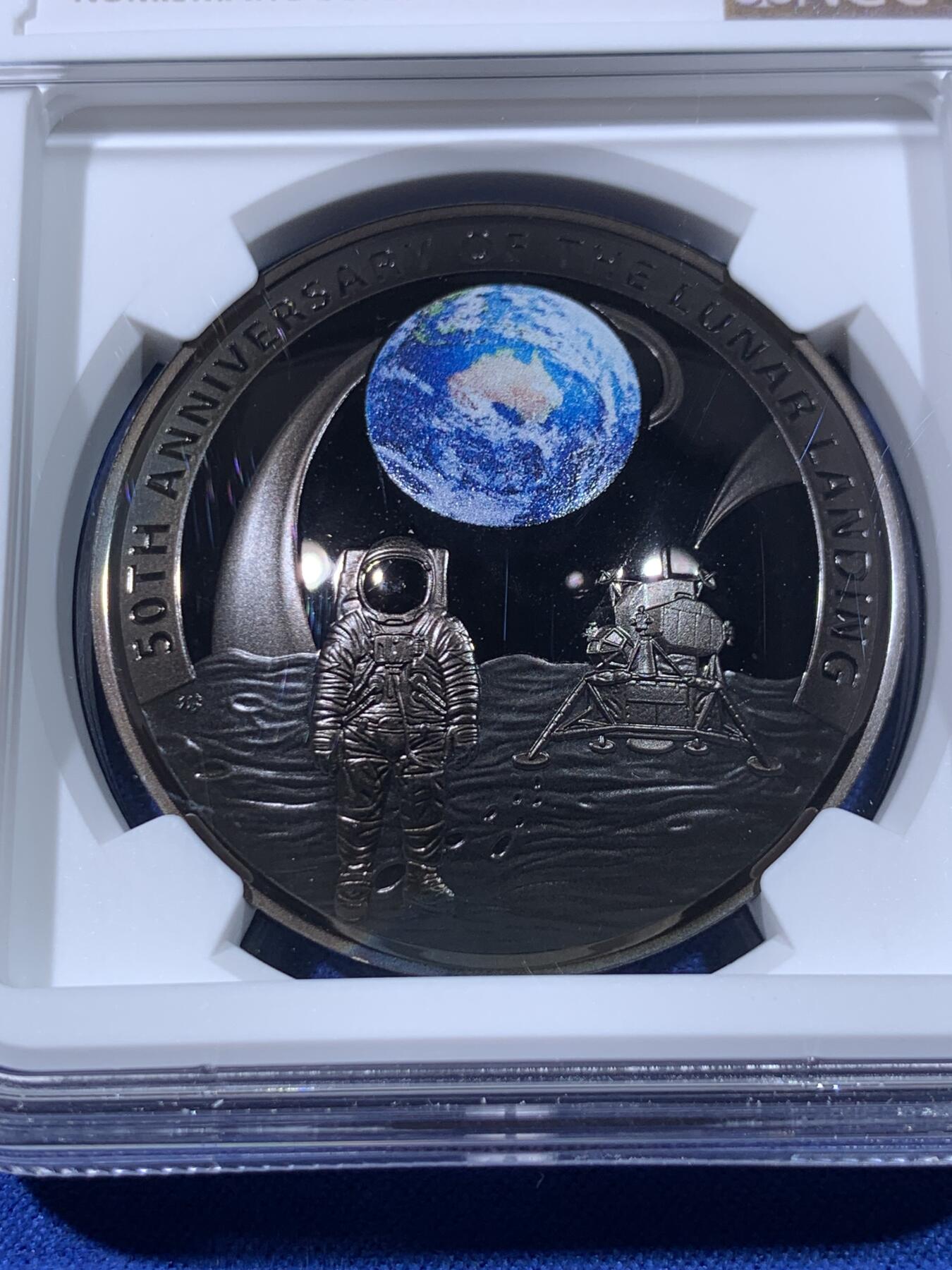 《竞宝斋》第438场 周日，周一，周二 3场连拍 （全场包邮） 四枚一组 NGC PF70UC 2019年登月50周年银币 美国阿波罗11号1美元精制纪念银币 黑盒 首期（克劳斯2021年世界硬币大赛最佳时事币，26.73克重，999纯银，币径38.1MM）+ 法国彩色树脂双面镶嵌10欧精制纪念银币（17.3克900银，币径37MM，限量5千枚）+ 奥地利夜光荧映20欧精制纪念银币（22.4克重，925银，币径34MM，限量发行3万枚，盒证齐全）+ 澳大利亚阿