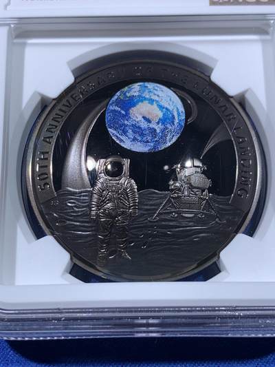 《竞宝斋》第438场 周日，周一，周二 3场连拍 （全场包邮） 四枚一组 NGC PF70UC 2019年登月50周年银币 美国阿波罗11号1美元精制纪念银币 黑盒 首期（克劳斯2021年世界硬币大赛最佳时事币，26.73克重，999纯银，币径38.1MM）+ 法国彩色树脂双面镶嵌10欧精制纪念银币（17.3克900银，币径37MM，限量5千枚）+ 奥地利夜光荧映20欧精制纪念银币（22.4克重，925银，币径34MM，限量发行3万枚，盒证齐全）+ 澳大利亚阿