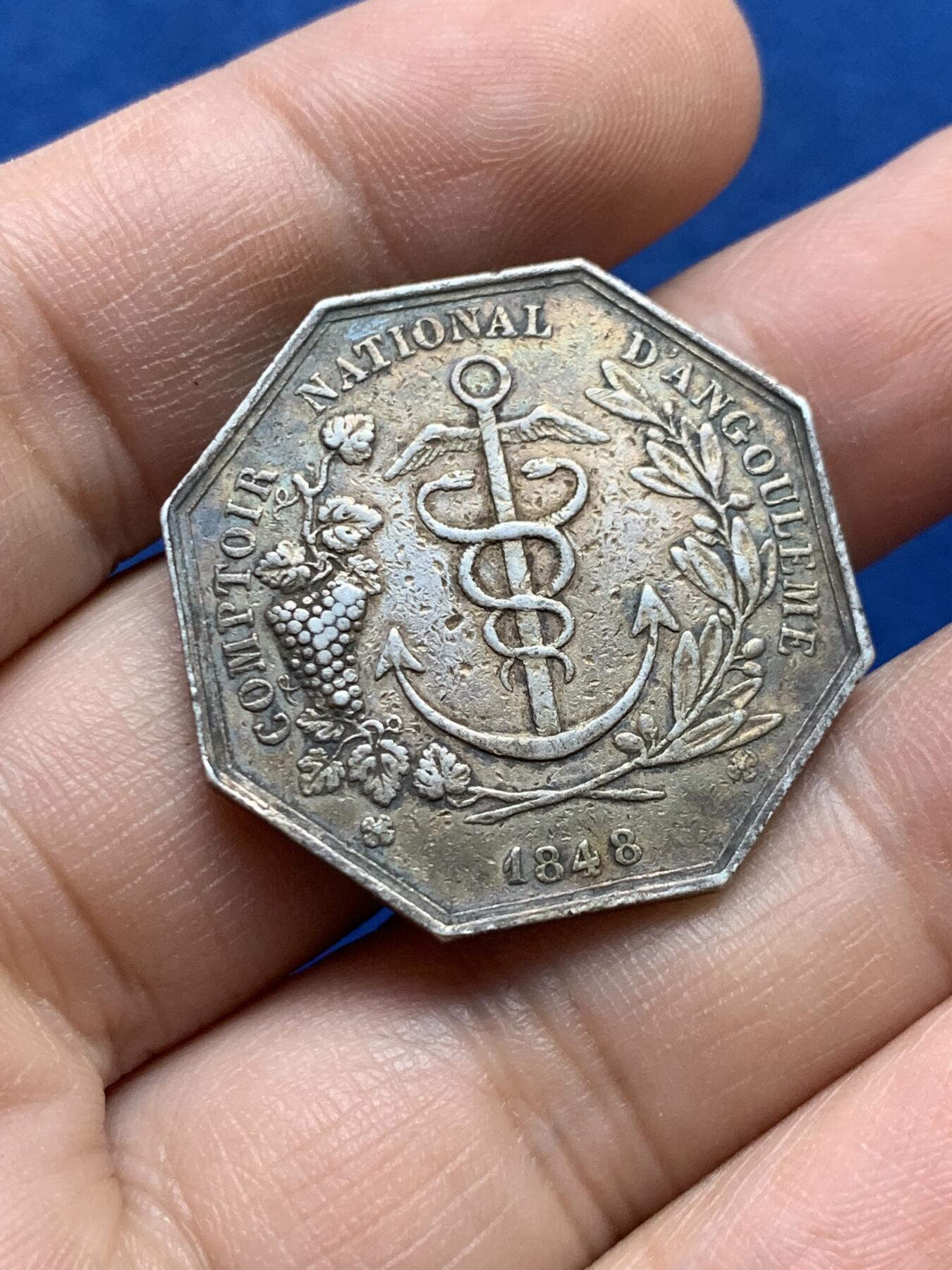 《竞宝斋》第438场 周日，周一，周二 3场连拍 （全场包邮） 1848法国昂古莱姆国家银行八角银代币 手指银标 12.4克 30.8mm