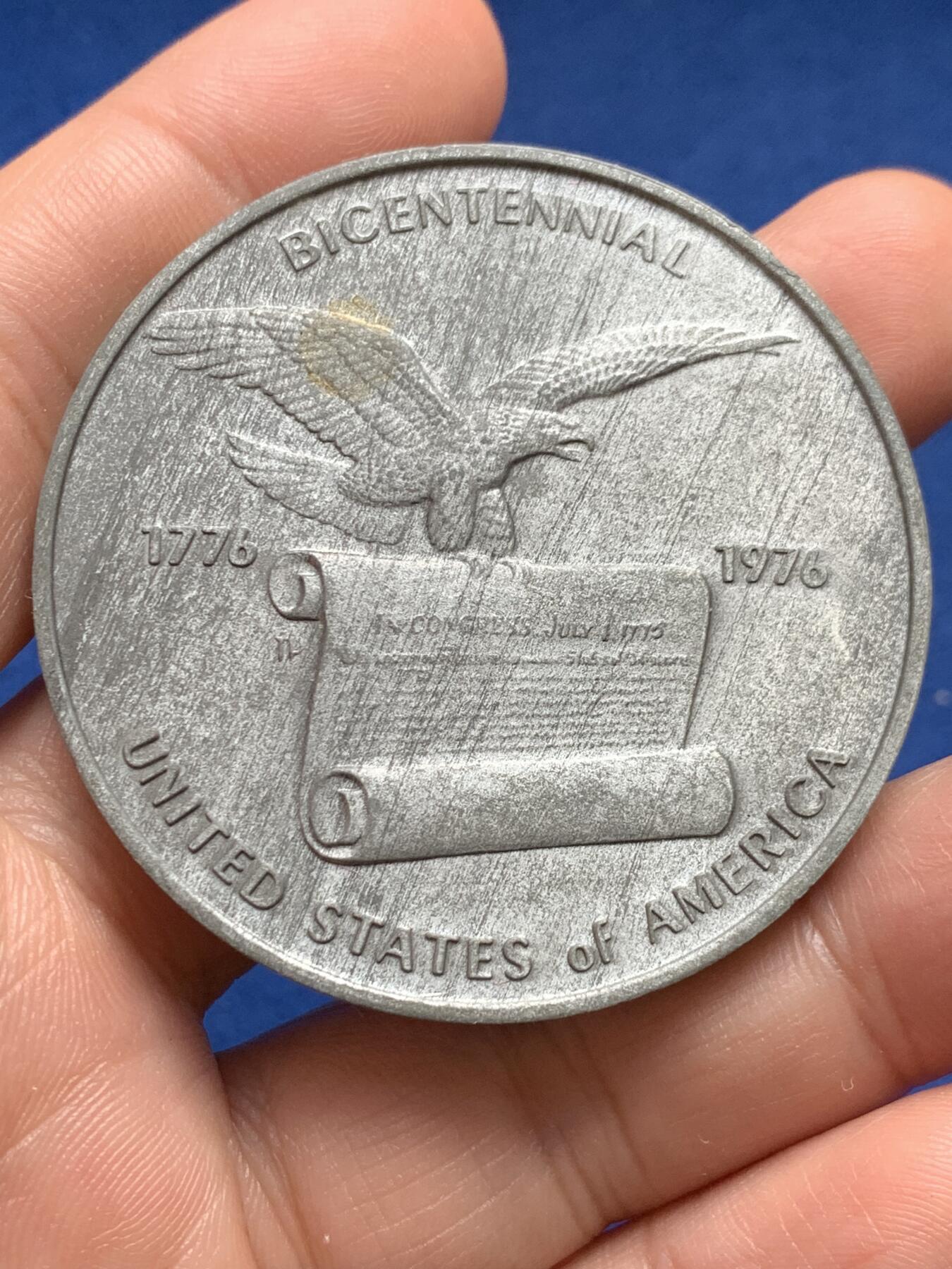《竞宝斋》第438场 周日，周一，周二 3场连拍 （全场包邮） 美国1976年建国200周年纪念章，少见锡质 ，正面美国鹰抓独立宣言，背面独立厅，直径51mm，重量47.7g，磨砂拉丝状态，保存得不错。