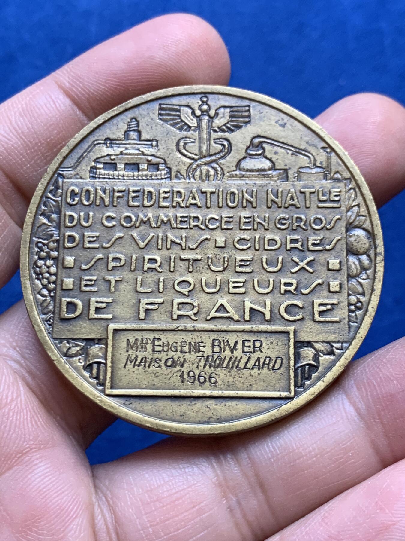 《竞宝斋》第438场 周日，周一，周二 3场连拍 （全场包邮） 法国酒类贸易商工会纪念铜章 葡萄颗粒饱满 人物情感丰富 59.75克 49.8mm 三角边铭