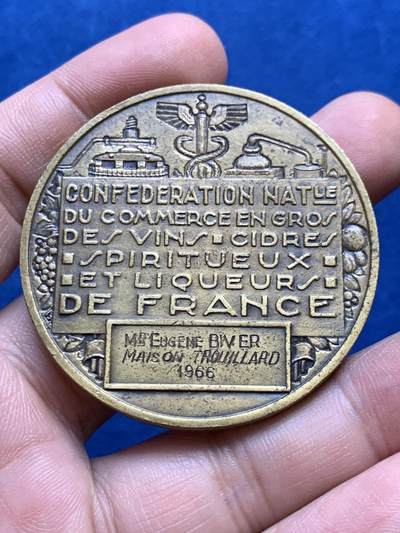 《竞宝斋》第438场 周日，周一，周二 3场连拍 （全场包邮） 法国酒类贸易商工会纪念铜章 葡萄颗粒饱满 人物情感丰富 59.75克 49.8mm 三角边铭