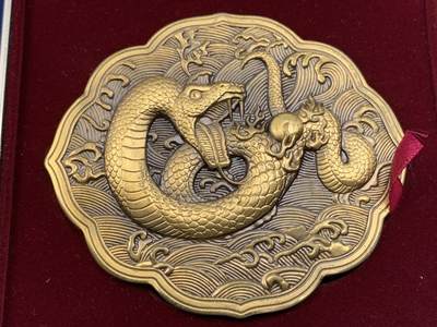 《竞宝斋》第438场 周日，周一，周二 3场连拍 （全场包邮） - 上海金菩发行蛇年异形高浮雕铜章，铜章正面图案为“灵蛇献珠”及吉祥纹饰，背面为隋珠并铭刻“灵蛇献珠”字样。隋珠原比喻为无价之宝，直径很大，最宽处约有89.7MM，重412.6克，有厚实的金属盒装，带证书。