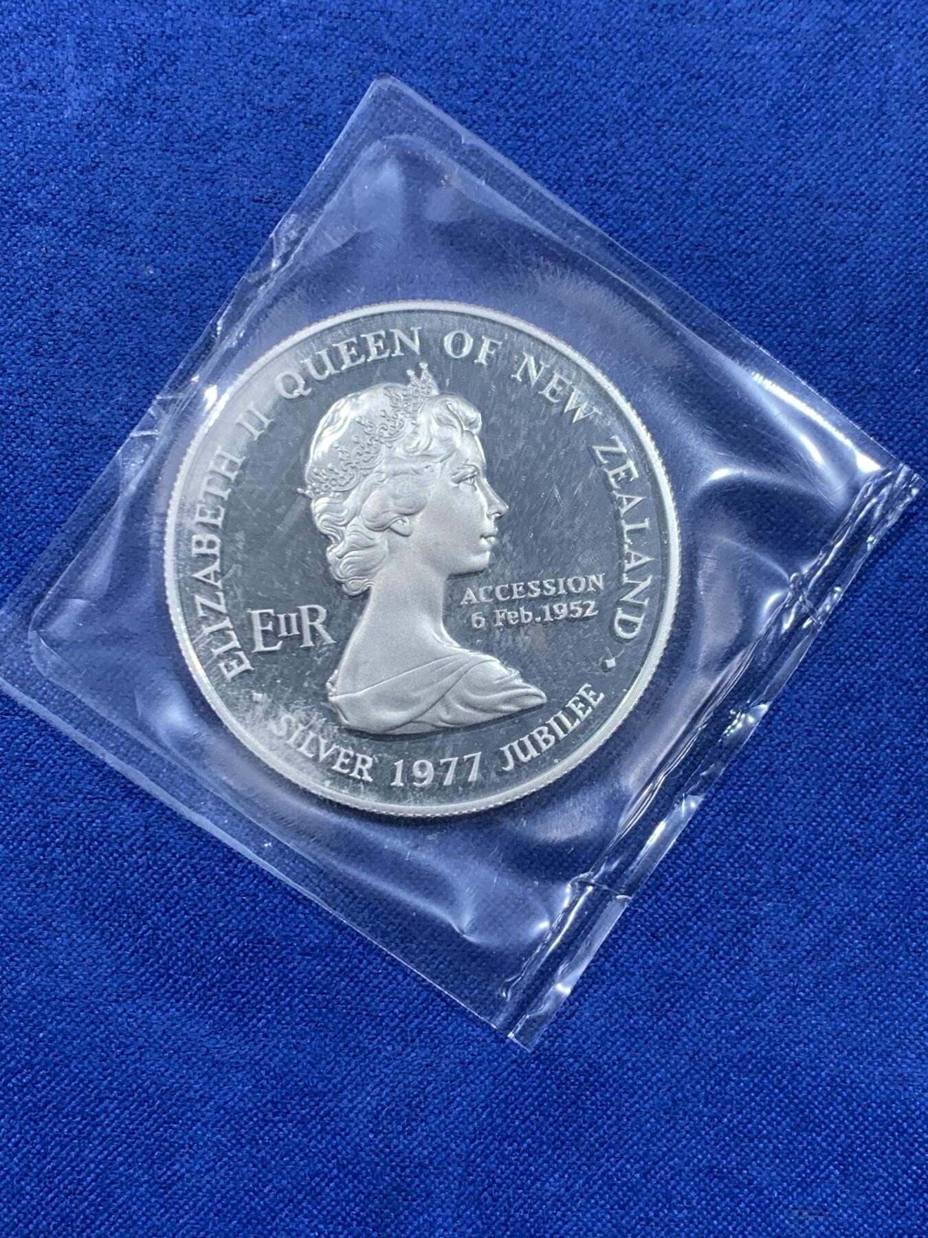 《竞宝斋》第438场 周日，周一，周二 3场连拍 （全场包邮） 新西兰1977年伊丽莎白二世精制一元银币，女王在位25周年银禧纪念，盒装，塑封。