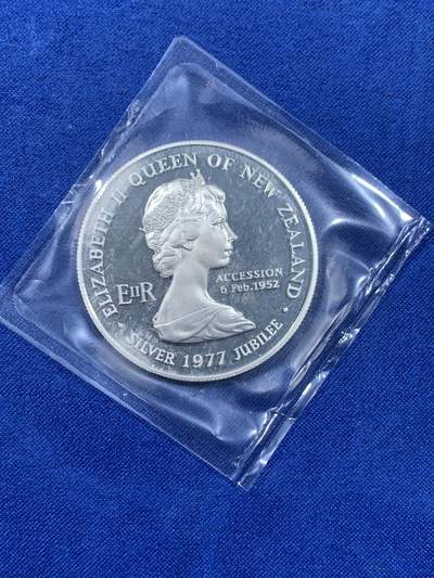 《竞宝斋》第438场 周日，周一，周二 3场连拍 （全场包邮） 新西兰1977年伊丽莎白二世精制一元银币，女王在位25周年银禧纪念，盒装，塑封。