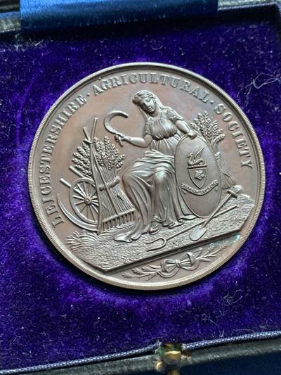 《竞宝斋》第438场 周日，周一，周二 3场连拍 （全场包邮） - 英国兰开斯特郡农业协会1914年铜制奖章，盒装，颁发给阿什比-福尔维尔杯的赢家Albert C. Nornman。33.75克，47.2mm。