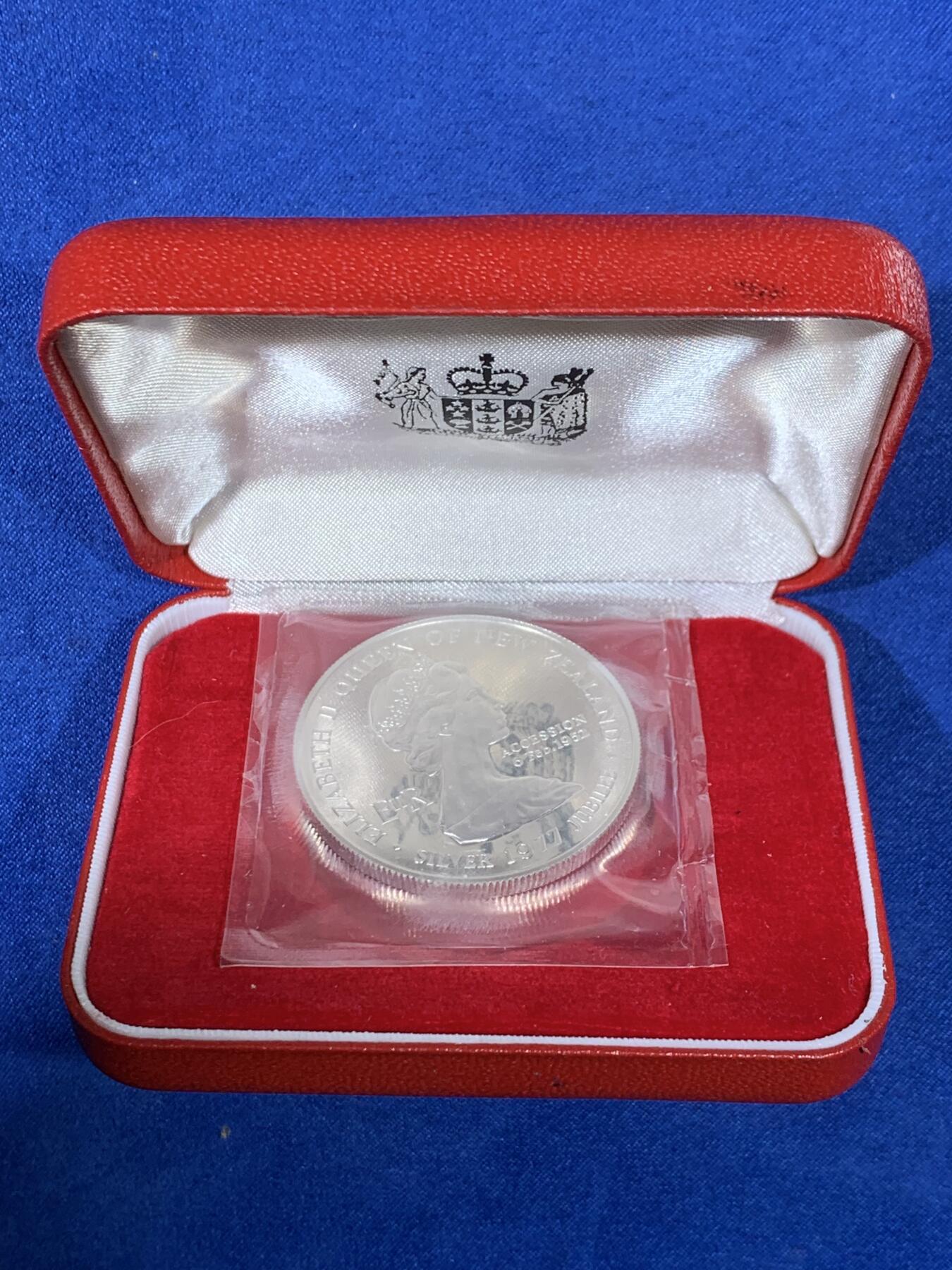 《竞宝斋》第438场 周日，周一，周二 3场连拍 （全场包邮） 新西兰1977年伊丽莎白二世精制一元银币，女王在位25周年银禧纪念，盒装，塑封。