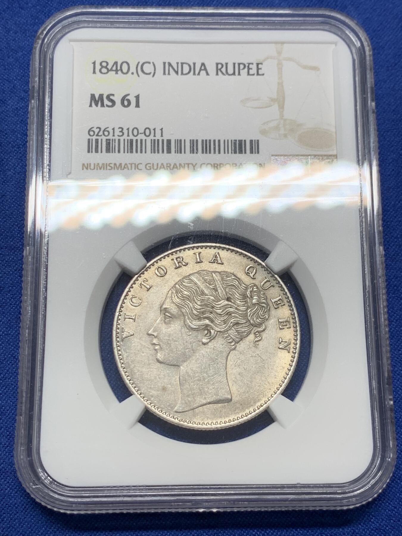 《竞宝斋》第438场 周日，周一，周二 3场连拍 （全场包邮） NGC MS61 印度1840年维多利亚女王单辫版1卢比银币。单辫版的数量远少于常见的双辫版，上MS的数量更少。细节优良，适合收藏。