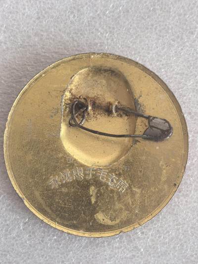 综合藏品场.喜欢出价就得！无套路无托.诚信惠友交友！自动快拍. 毛主席像章直径约60MM保真包老.编号280010