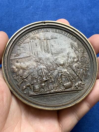 《竞宝斋》第438场 周日，周一，周二 3场连拍 （全场包邮） 围攻巴士底狱单面大铜章 高浮雕 12点处有打孔 119.7克 83.6mm大直径 细节见图