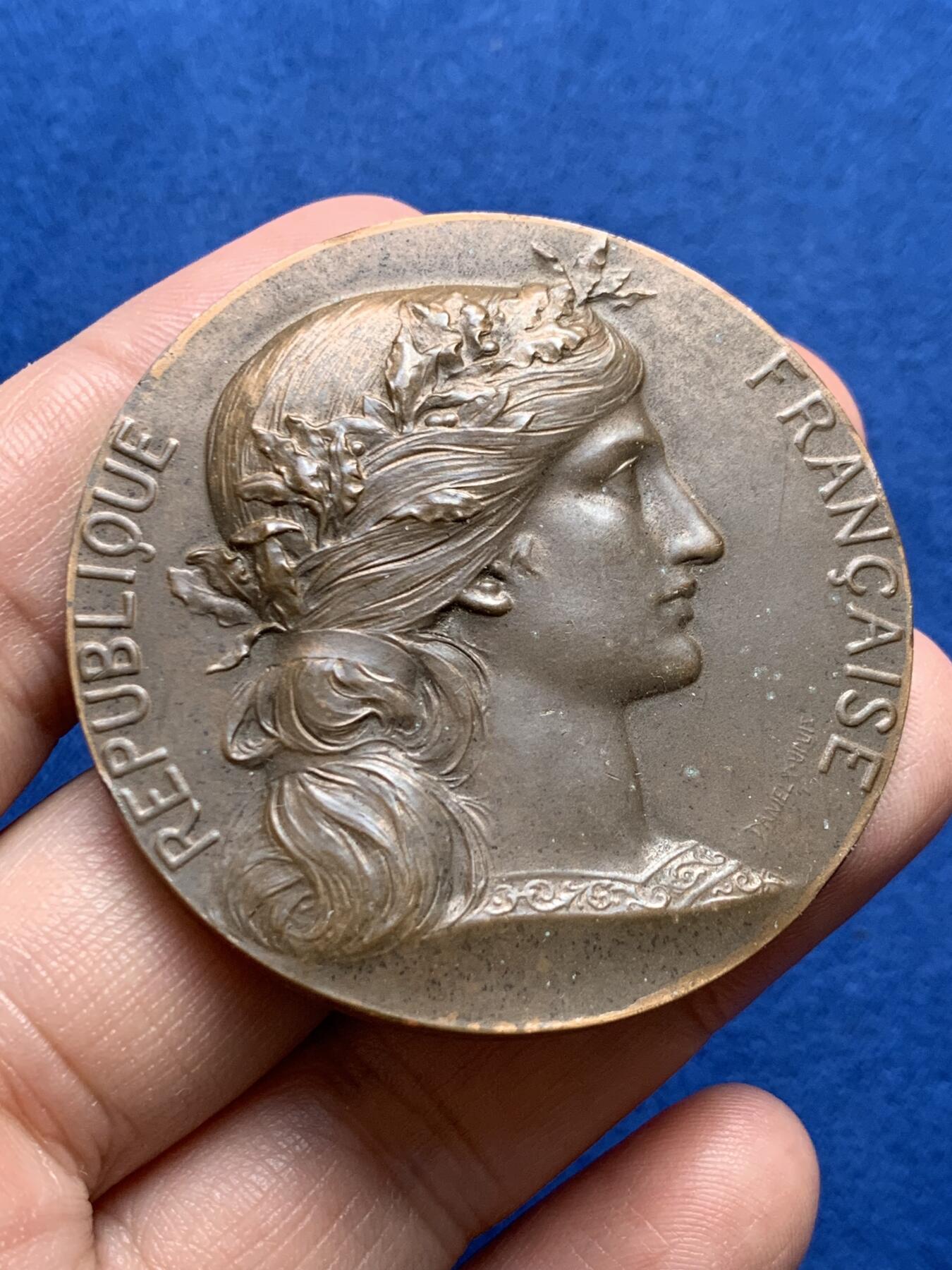 《竞宝斋》第438场 周日，周一，周二 3场连拍 （全场包邮） 法国自然生态环境保护纪念章 正面为经典的玛丽安娜头像 1971 丰饶角铜标边铭 77克 50mm