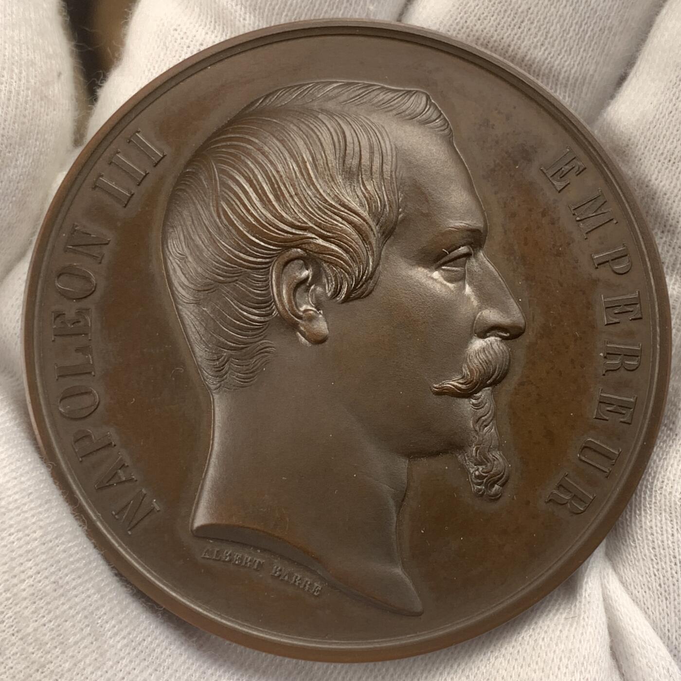 掌中浮雕-藏着的欧洲第042场 1858年拿破仑一世骑马雕像在瑟堡落成铜章 ，59.55 mm，手指边铭，原盒