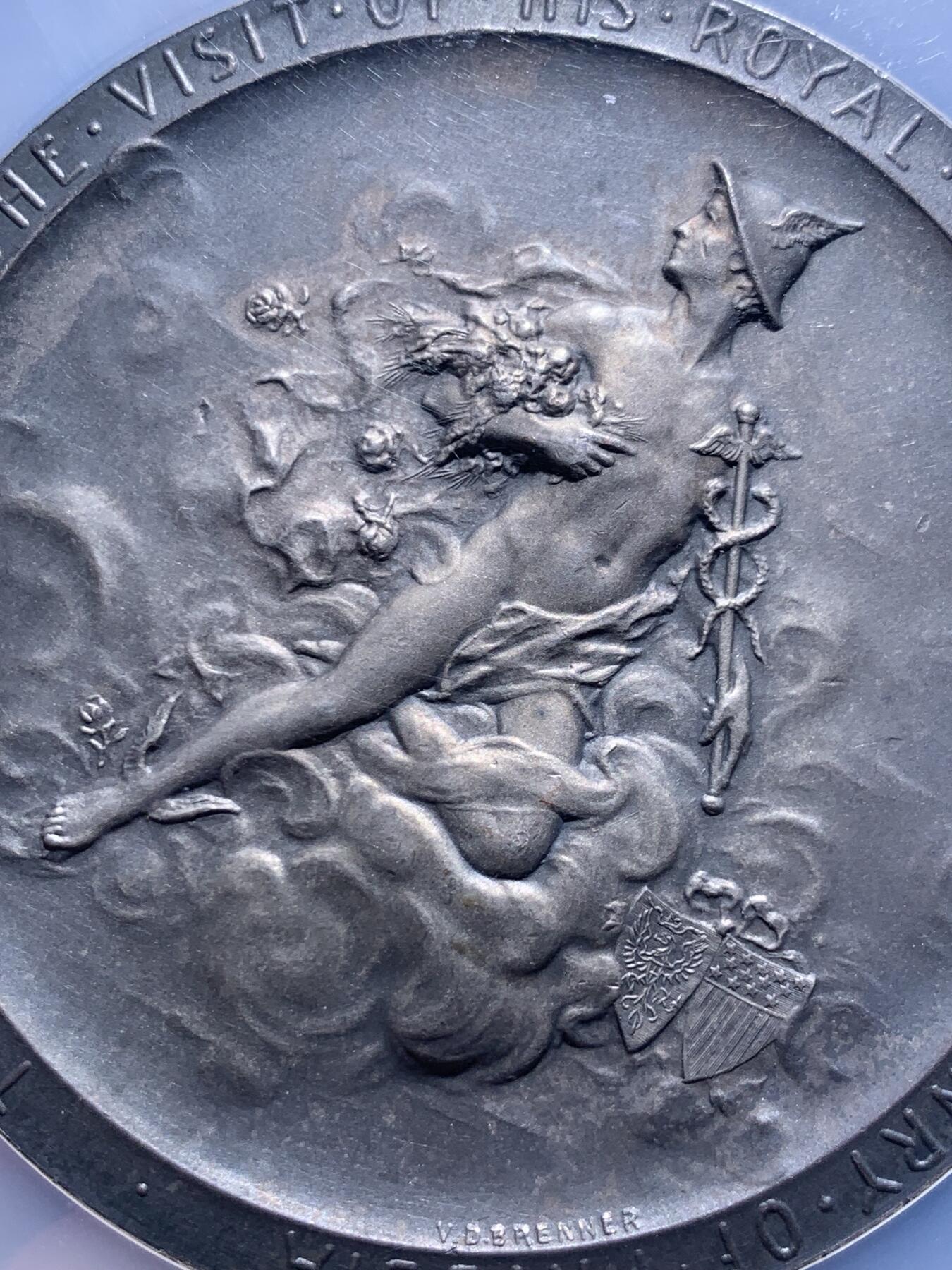 《竞宝斋》第438场 周日，周一，周二 3场连拍 （全场包邮） NGC MS64 美国1902年纪念德国普鲁士王子访问纪念大银章。尺寸69.7MM，拿在手里沉甸甸。正面为中老年身穿戎装的普鲁士王子，背面为代表商业繁荣的墨丘利身处云层中看向西方。在背面的右下角还有代表美国的盾徽和普鲁士的鹰徽连在一起。不管是王子人像面还是墨丘利面都雕刻的极其繁复。发行量301枚，matte工艺，入盒首见。