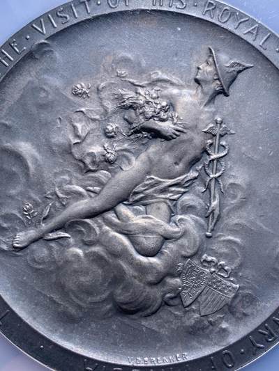 《竞宝斋》第438场 周日，周一，周二 3场连拍 （全场包邮） NGC MS64 美国1902年纪念德国普鲁士王子访问纪念大银章。尺寸69.7MM，拿在手里沉甸甸。正面为中老年身穿戎装的普鲁士王子，背面为代表商业繁荣的墨丘利身处云层中看向西方。在背面的右下角还有代表美国的盾徽和普鲁士的鹰徽连在一起。不管是王子人像面还是墨丘利面都雕刻的极其繁复。发行量301枚，matte工艺，入盒首见。