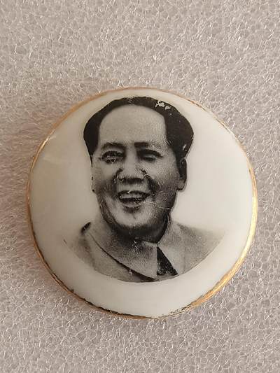 综合藏品场.喜欢出价就得！无套路无托.诚信惠友交友！自动快拍. 毛主席像章直径约40MM保真包老..编号280050