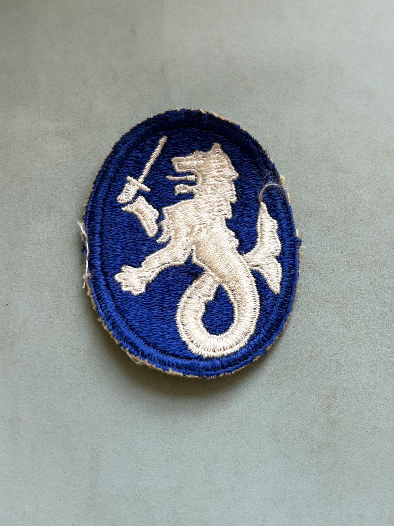 盛世勋华——号角文化勋章邮票专场拍卖第288期 美国陆军菲律宾部（Philippine Department）臂章（早期版本），该臂章于1922年7月8日正式批准使用，属于二战前美国驻菲律宾的陆军指挥单位标识；其下辖部队包括菲律宾师（另有独立臂章）、菲律宾侦察兵部队等，总兵力约2.2万人（1941年）