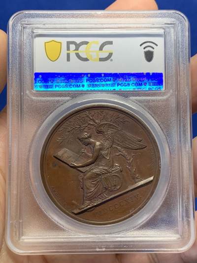 《竞宝斋》第438场 周日，周一，周二 3场连拍 （全场包邮） PCGS SP64 亚军分 法国1814年沙皇亚历山大一世访问巴黎铜章 正面沙皇月桂冠高浮雕，完全拿章典型风格头像，背面天使坐于树荫下书写历史，纪念沙皇占领期访巴黎造币厂，第六次反法同盟胜利，法兰西第一帝国覆灭，拿皇退位流放，巴黎由俄军掌管。作为胜利者的沙皇骑着白马率大军通过凯旋门，不知他是否满脑一年前拿皇攻占莫斯科场景，与其说“访问巴黎”，不如说彰显复仇拿皇的耀武扬威。