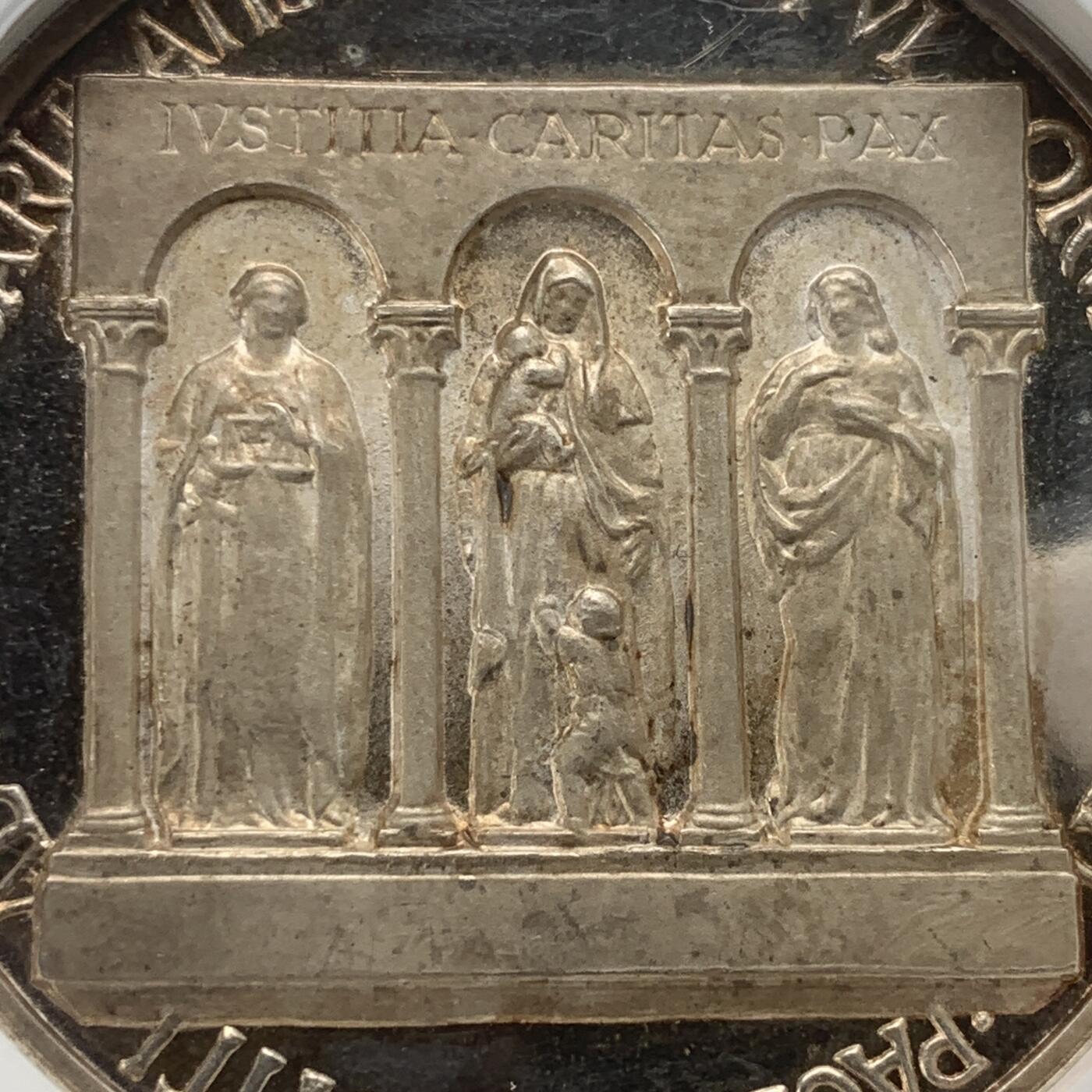 掌中浮雕-藏着的欧洲第042场 NGC MS63 : 1956年梵蒂冈教皇庇护十二世80大寿纪念银章，44mm