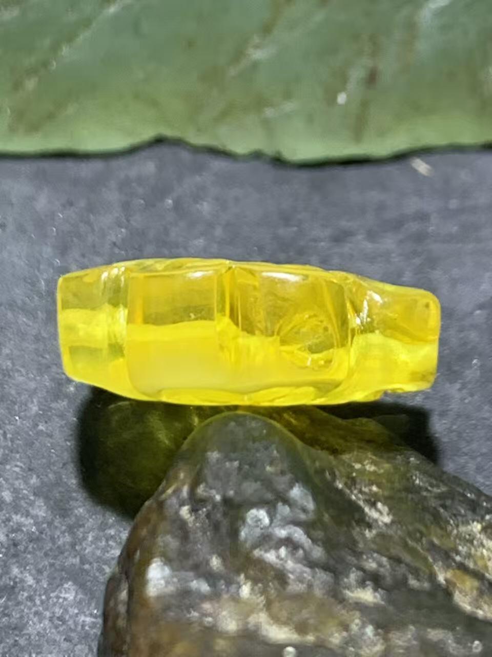 天然乌克兰原矿蜜蜡雕刻四叶幸运草随形通货背云（板珠，吊坠)一个，，