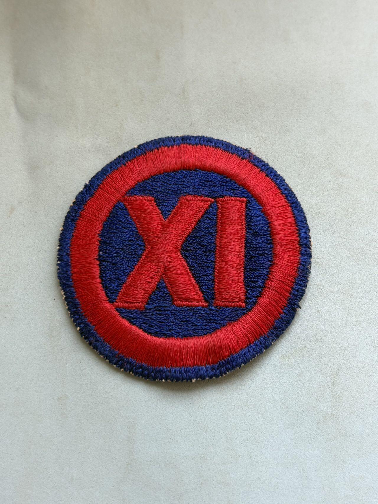 盛世勋华——号角文化勋章邮票专场拍卖第288期 美国陆军第九军臂章（二战～朝鲜战争期间版本），第九军是美军的一支野战军，在二战中表现突出，1944年8月底登陆法国，阿登反击战中，成功遏制德军扩张战果，1945年初强渡莱茵河。参与围歼鲁尔地区德军B集团军，朝鲜战争中1950年11月的清川江围歼战中，该军麾下美第2师、第25师及土耳其旅等被志愿军三面包围。第2师遭歼灭性打击，其3个步兵团和师属炮兵伤亡惨重，美骑兵第1师等也遭重创。