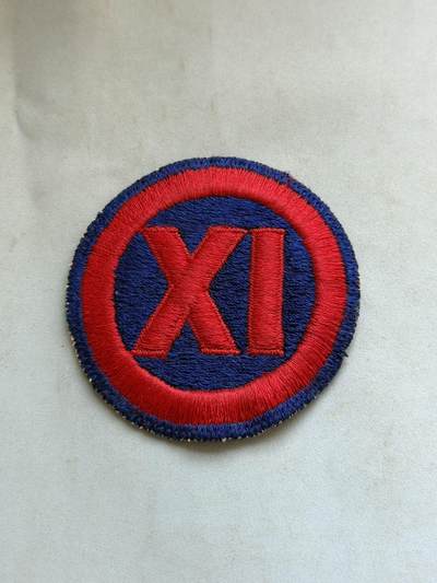 盛世勋华——号角文化勋章邮票专场拍卖第288期 - 美国陆军第九军臂章（二战～朝鲜战争期间版本），第九军是美军的一支野战军，在二战中表现突出，1944年8月底登陆法国，阿登反击战中，成功遏制德军扩张战果，1945年初强渡莱茵河。参与围歼鲁尔地区德军B集团军，朝鲜战争中1950年11月的清川江围歼战中，该军麾下美第2师、第25师及土耳其旅等被志愿军三面包围。第2师遭歼灭性打击，其3个步兵团和师属炮兵伤亡惨重，美骑兵第1师等也遭重创。