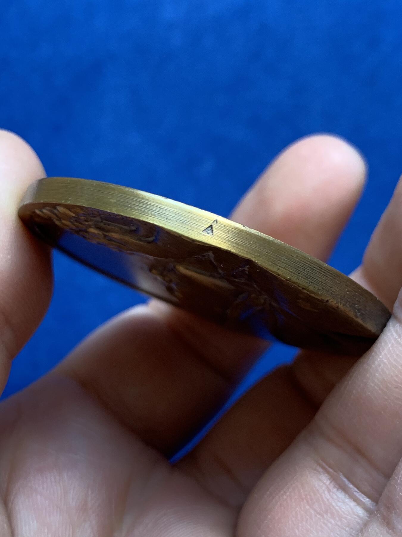 《竞宝斋》第438场 周日，周一，周二 3场连拍 （全场包邮） 法国酒类贸易商工会纪念铜章 葡萄颗粒饱满 人物情感丰富 59.75克 49.8mm 三角边铭