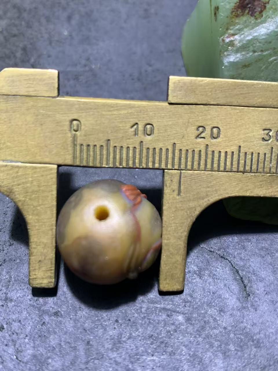 精美亚光草花纹战国红玛瑙手工雕刻蝶恋花随形珠一颗！