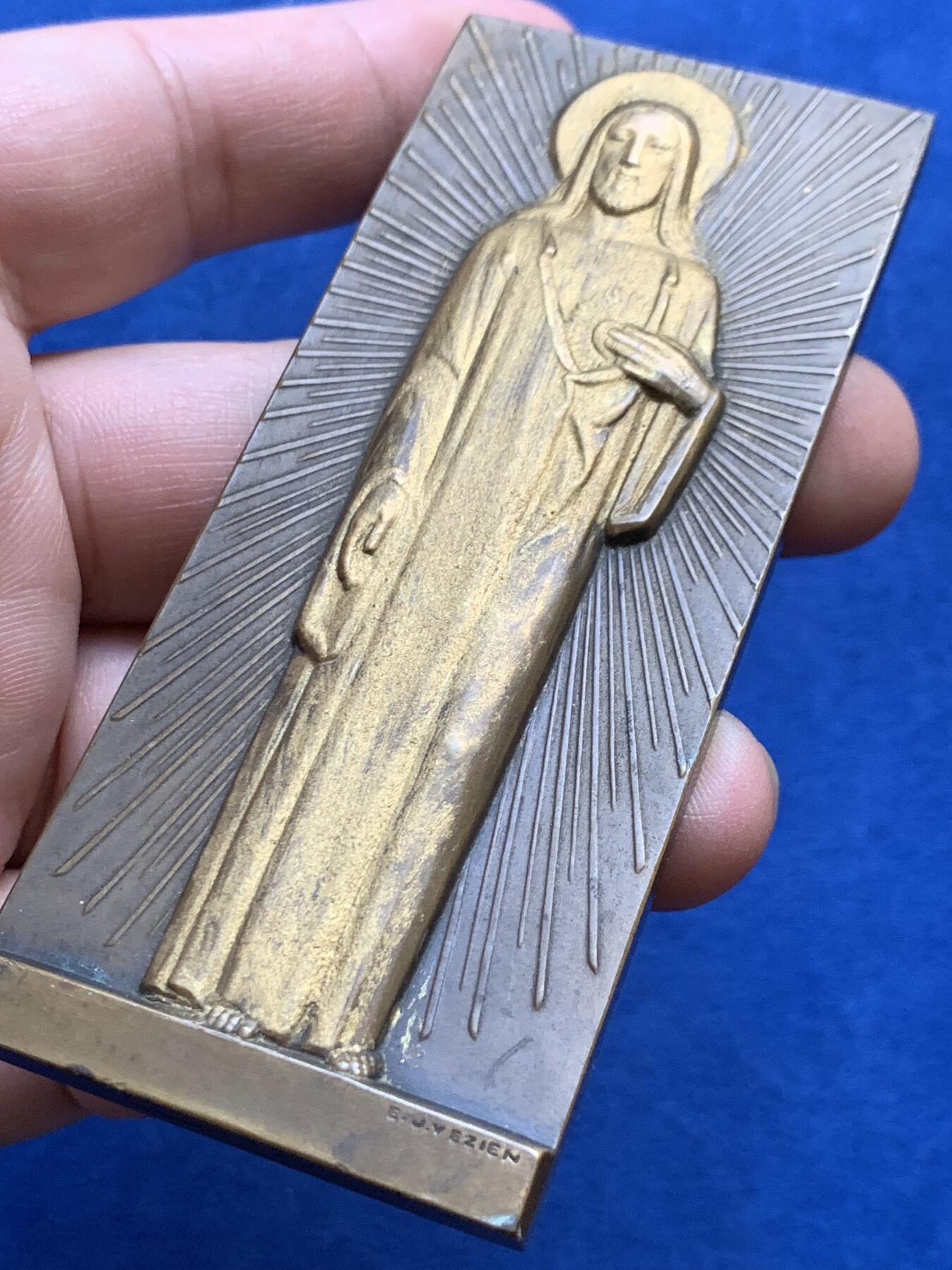 《竞宝斋》第438场 周日，周一，周二 3场连拍 （全场包邮） 1930年法国名家艾利·让·维齐安作《耶稣基督光辉圣心》勋章  耶稣像镀金 151.3克 40.6*95mm 丰饶角铜标