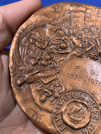 《竞宝斋》第438场 周日，周一，周二 3场连拍 （全场包邮） 1978年法国异形铜章，最宽处约95.7mm，重443克。边铭：1978丰饶角cuivre ，盒装，法国景观，双面高浮雕，非常有创意的设计，正反面是巴黎的著名建筑，重要时间点。背面巴黎市徽上，城市格言'Fluctuat nec mergitur' 源自拉丁语，字面意思是“被浪击打但不沉没”。