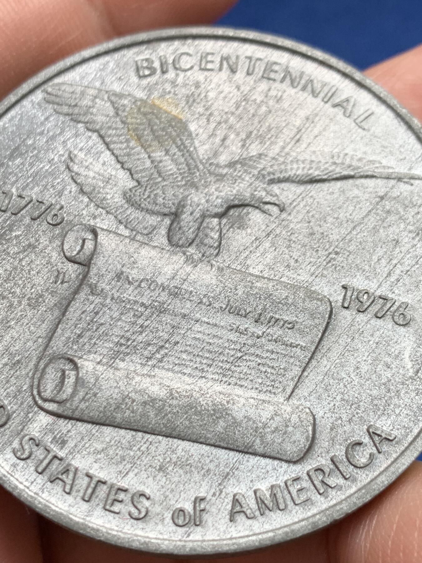 《竞宝斋》第438场 周日，周一，周二 3场连拍 （全场包邮） 美国1976年建国200周年纪念章，少见锡质 ，正面美国鹰抓独立宣言，背面独立厅，直径51mm，重量47.7g，磨砂拉丝状态，保存得不错。